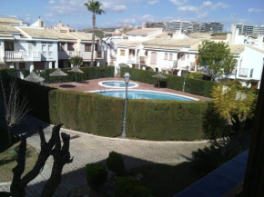 Apartamento con varias piscinas, jardines y garaje en Costa Hispania